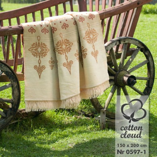 Dwustronny koc Cotton Cloud 150x200 cm z motywem parzenicy w beżowo-kremowej kolorystyce, bawełniany koc dekoracyjny z frędzlami na łóżko lub sofę.