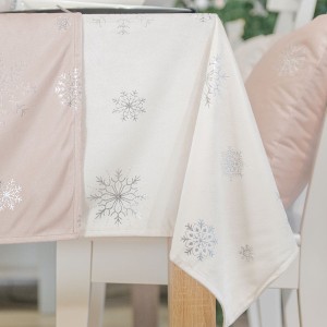 Obrus świąteczny Śnieżki 140x220 cm Biały 001 + srebrne zdobienie