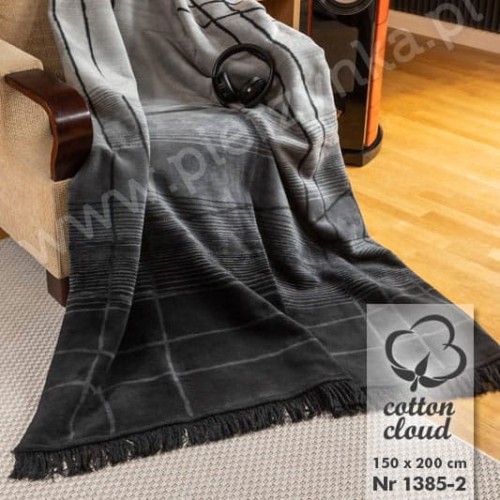 Koc Cotton Cloud 150x200 cm w odcieniach szarości z geometrycznym wzorem kwadratów, bawełniany koc dekoracyjny z frędzlami na fotel, sofę lub łóżko.