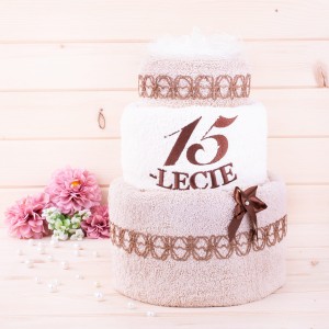 Tort z ręczników 3 poziomowy z haftem 15 lecie wzór 1  w kolorach jasny beż, ecru, jasny beż