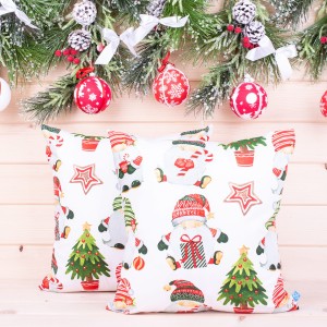 Poszewka świąteczna 40x40 cm wzór 16 Kolorowe krasnale z pierniczkami i choinkami na białym tle