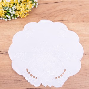 Serwetka koło 30 cm haftowana HL-620 biała