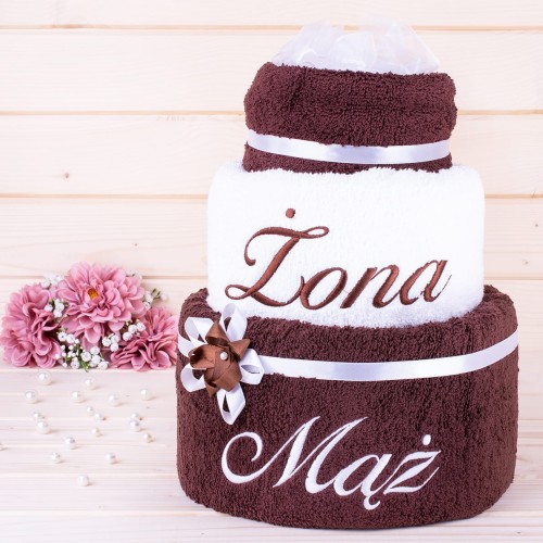 Tort z ręczników 3 poziomowy z haftem Żona Mąż wzór 31 w kolorach ciemny brąz, biały, ciemny brąz