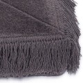 Koc Cotton Cloud 150x200 cm w kolorze ciemny szary, jednokolorowy bawełniany koc dekoracyjny z frędzlami na łóżko, kanapę lub fotel.