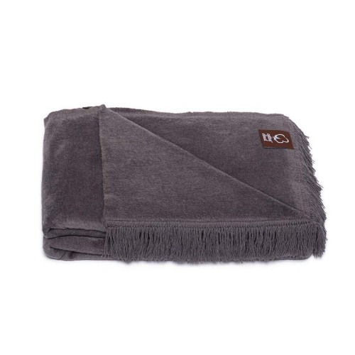 Koc Cotton Cloud 150x200 cm w kolorze ciemny szary, jednokolorowy bawełniany koc dekoracyjny z frędzlami na łóżko, kanapę lub fotel.