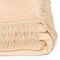 Koc Cotton Cloud 150x200 cm w kolorze jasny beż, jednokolorowy bawełniany koc dekoracyjny z frędzlami na łóżko, sofę lub fotel.