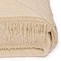 Koc Cotton Cloud 150x200 cm w kolorze tussak – jasny beż, jednokolorowy bawełniany koc dekoracyjny z frędzlami na łóżko, sofę lub fotel.