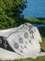 Dwustronny koc Cotton Cloud 150x200 cm z góralskim wzorem parzenicy w szaro-kremowej kolorystyce, bawełniany koc dekoracyjny z frędzlami na łóżko lub sofę.