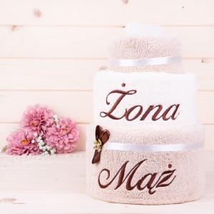 Tort z ręczników 3 poziomowy z haftem Żona Mąż wzór 24 w kolorach beż, ecru, beż
