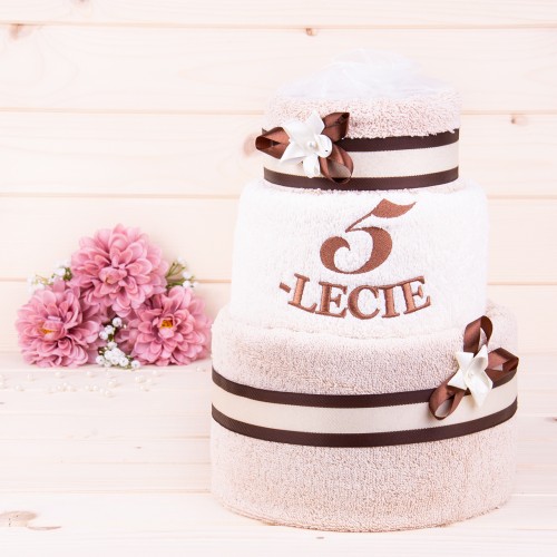 Tort z ręczników 3 poziomowy z haftem 5 lecie wzór 1 w kolorach jasny beż, ecru, jasny beż