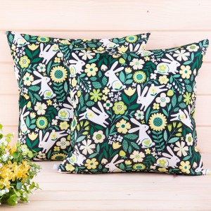 Poszewka świąteczna 50x50 cm Zajączki na czarnym 101CG1T