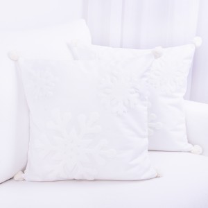 Poszewka świąteczna 45x45 cm Śnieżynki z pomponami na białym tle