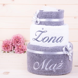 Tort z ręczników 3 poziomowy z haftem Żona Mąż wzór 36 w kolorach szary, biały, szary