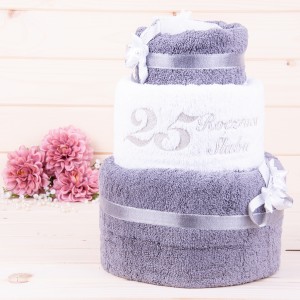 Tort z ręczników 3 poziomowy z haftem 25 rocznica ślubu w kolorach szary, biały, szary