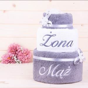 Tort z ręczników 3 poziomowy z haftem Żona Mąż wzór 44 w kolorach szary, biały, szary