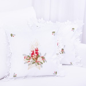 Poszewka świąteczna 40x40 cm Haftowana Świąteczny stroik na białym tle z ozdobną białą gipiurą