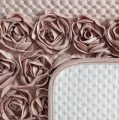 Narzuta Roses 220x240 cm welwetowa pudrowy róż ze wstawką ozdobnych róż