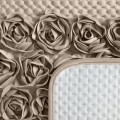 Narzuta Roses 220x240 cm welwetowa ciemny beż ze wstawką ozdobnych róż