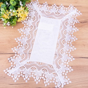 Serwetka 30x45 cm z gipiurą i haftem KRS67 biała prostokąt