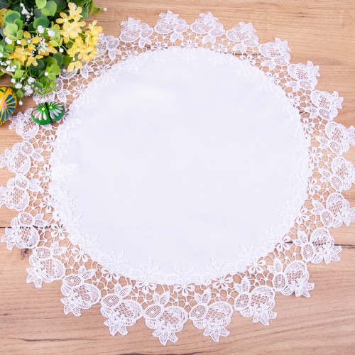 Biała serwetka dekoracyjna z gipiurą o średnicy 50 cm z koronkowym wzorem wielkanocnych zajączków.