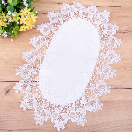 Biała serwetka dekoracyjna z gipiurą o wymiarach 30 × 45 cm z koronkowym wzorem wielkanocnych zajączków.