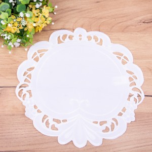 Serwetka koło 30 cm haftowana DA-16223 biała
