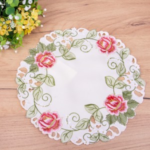 Serwetka koło 30 cm haftowana HL-174 Róże na kremowym tle