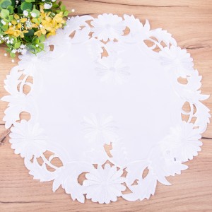 Serwetka koło 40 cm haftowana HL-009-W biała
