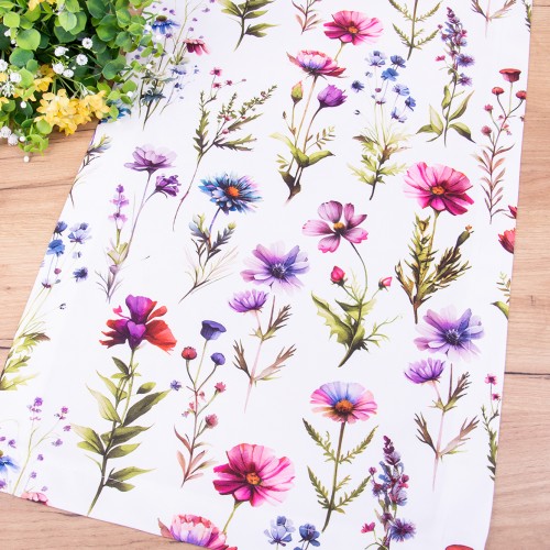 Biały bieżnik z motywem kolorowych kwiatów na stół uszyty z tkaniny MILAS w rozmiarze: 60x120 cm