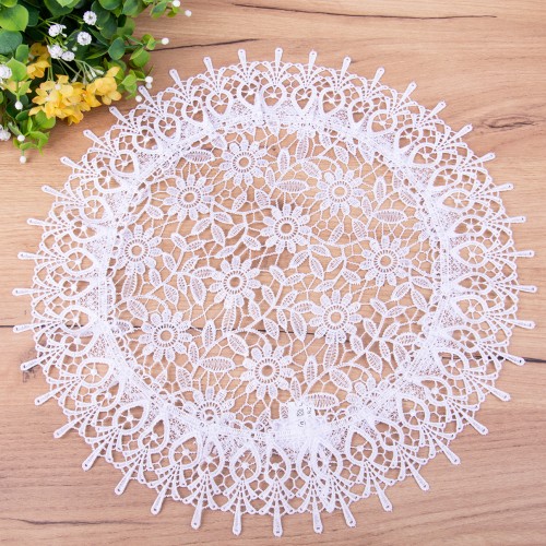 Okrągła serwetka dekoracyjna 40 cm wykonana w całości z białej ażurowej koronki gipiury. Elegancka serwetka stołowa idealna do dekoracji stołu, komody lub stolika kawowego.