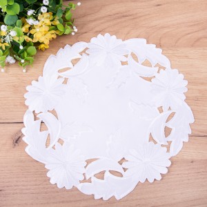 Serwetka koło 30 cm haftowana HL-009 biała