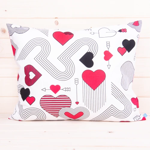 Poszewka z bawełny 70x80 cm Serca i strzały na białym tle