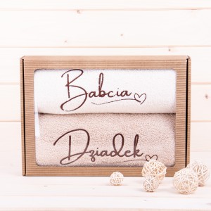 Komplet ręczników 2*50x100 cm z haftem Babcia Dziadek wzór 5 w kolorach ecru/beż
