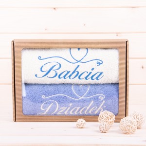 Komplet ręczników 2*50x100 cm z haftem Babcia Dziadek wzór 2 w kolorach ecru/niebieski