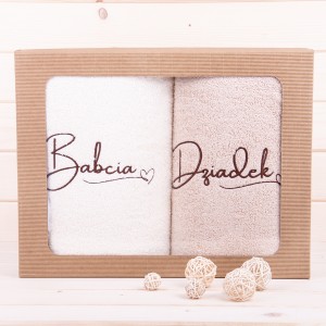 Komplet ręczników 2*70x140 cm z haftem Babcia Dziadek wzór 4 w kolorach ecru/beż