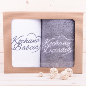 Komplet ręczników 2*70x140 cm z haftem Kochana Babcia Kochany Dziadek wzór 1 w kolorach: biały/szary