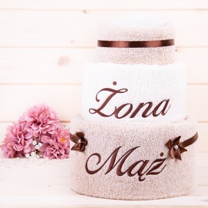 Tort z ręczników 3 poziomowy z haftem Żona Mąż wzór 28 w kolorach beż, ecru, beż