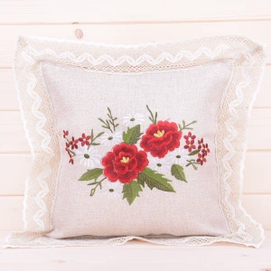 Poszewka ozdobna 40x40 cm G60-0412 Haftowane czerwone maki na beżowym tle, wykończona szydełkową koronką