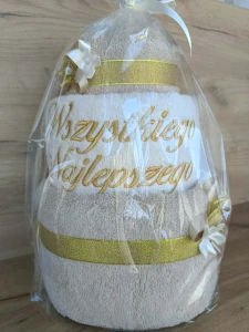 Tort z ręczników 3 poziomowy z haftem Wszystkiego najlepszego wzór 27 w kolorach jasny beż, ecru, jasny beż