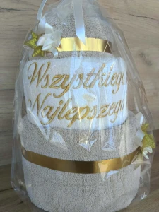 Tort z ręczników 3 poziomowy z haftem Wszystkiego najlepszego wzór 26 w kolorach jasny beż, ecru, jasny beż