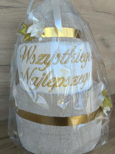 Tort z ręczników 3 poziomowy z haftem Wszystkiego najlepszego wzór 26 w kolorach jasny beż, ecru, jasny beż