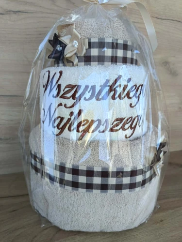 Tort z ręczników 3 poziomowy z haftem Wszystkiego najlepszego wzór 28 w kolorach jasny beż, ecru, jasny beż