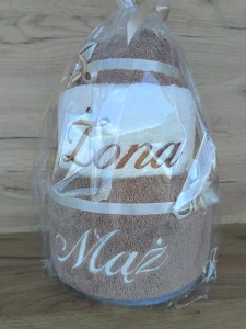 Tort z ręczników 3 poziomowy z haftem Żona Mąż wzór 33 w kolorach ciemny beż, ecru, ciemny beż