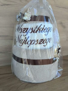 Tort z ręczników 3 poziomowy z haftem Wszystkiego najlepszego wzór 24 w kolorach jasny beż, ecru, jasny beż