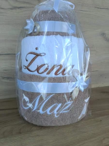 Tort z ręczników 3 poziomowy z haftem Żona Mąż wzór 34 w kolorach ciemny beż, biały, ciemny beż