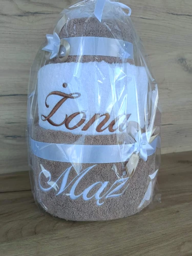 Tort z ręczników 3 poziomowy z haftem Żona Mąż wzór 34 w kolorach ciemny beż, biały, ciemny beż