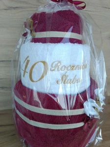 Tort z ręczników 3 poziomowy z haftem 40 rocznica ślubu w kolorach bordo, biały, bordo