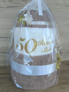 Tort z ręczników 3 poziomowy z haftem 50 rocznica ślubu w kolorach ciemny beż, ecru, ciemny beż