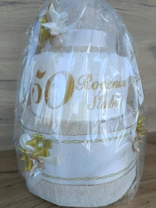 Tort z ręczników 3 poziomowy z haftem 50 rocznica ślubu wzór 2 w kolorach jasny beż, ecru, jasny beż