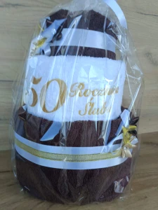Tort z ręczników 3 poziomowy z haftem 50 rocznica ślubu w kolorach ciemny brąz, biały, ciemny brąz